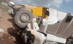 Afyon’da hafriyat kamyonu devrildi: Sürücü ölümden döndü