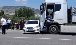 Bozüyük'te kamyon otomobile çarptı: 2 yaralı
