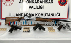 Afyonkarahisar'da jandarma dört eve baskın yaptı