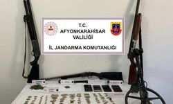 Afyon'da jandarma baskın: Uyuşturucu ve tarihi eser ele geçirdi