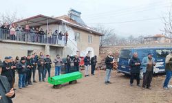 Boş arazide bulunan yaşlı kadının kemikleri Afyonkarahisar'da toprağa verildi