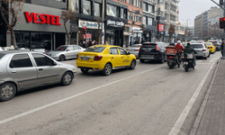 Yıkım trafiği kilitledi: Eskişehir'de cadde kapatıldı, araçlar kuyruk oldu