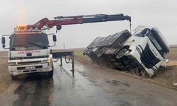 Emirdağ'da mısır yüklü tır devrildi: Tonlarcası yola savruldu