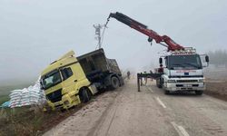 Emirdağ'da gübre yüklü tır devrildi, sürücü yaralandı