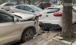 Eskişehir'de park halindeki araçlara daldı, cadde savaş alanına döndü