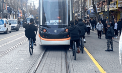 Eskişehir'de tramvaya tutunarak bisiklet süren çocuklar yürekleri ağza getirdi