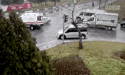 Kütahya'da ambulansın devrildiği kazayı kameralar kaydetti