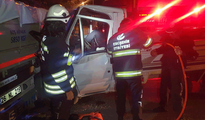 Promil yüksek, sonuç ağır! Eskişehir'de kamyonetle tıra çarptı