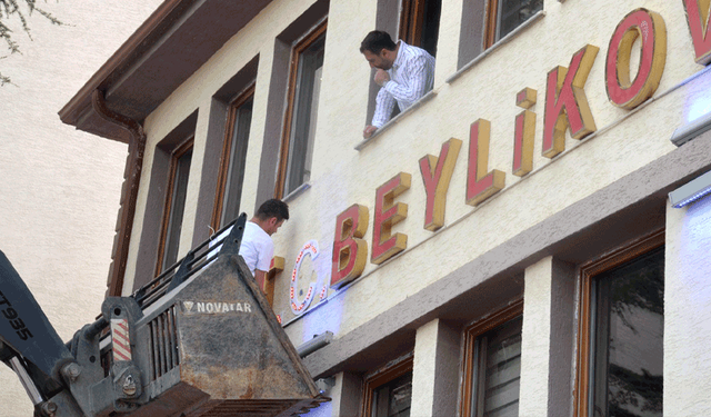 Eskişehir’de AK Parti’nin kaybettiği belediyeye ‘T.C.’ tabelası