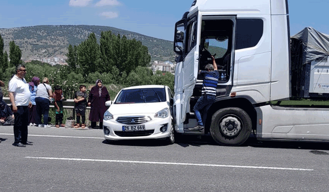 Bozüyük'te kamyon otomobile çarptı: 2 yaralı