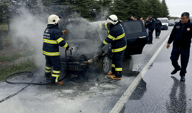 Eskişehir Ankara yolunda yangın: Araç hurdaya döndü