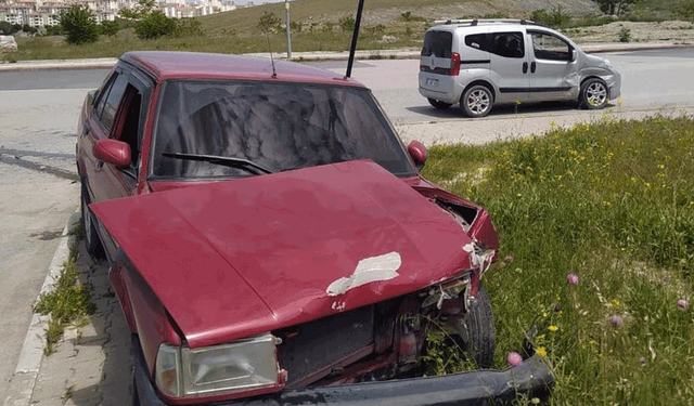 Kütahya’da otomobil ile hafif ticari araç çarpıştı: 3 yaralı