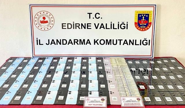 Edirne'de yüzlerce kaçak cep telefonu ve dolar ele geçirildi!