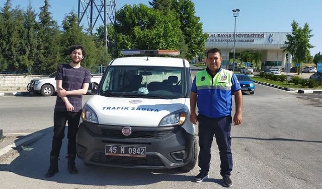 Öğrencilerin imdadına trafik zabıta ekipleri yetişti