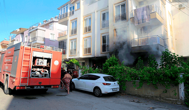 Alevlerin ortasında kalmaktan komşuları kurtardı