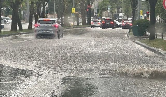 Bursa sağanak yağışa teslim oldu