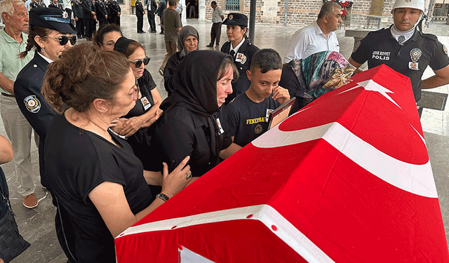 Polis memuruna yürek yakan veda: Gözyaşları sel oldu