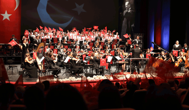 Eskişehir'de Senfoni'den marşlar ve türküler eşliğinde büyüleyen konser