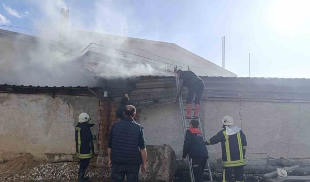 Afyonkarahisar'da akaryakıt istasyonu yakınında korkutan yangın