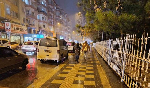 Afyonkarahisar'da beklenen kar yağışı başladı