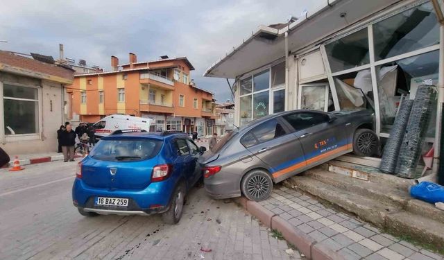 Kütahya'da kontrolden çıkan otomobil yayaya ve iki araca çarptı