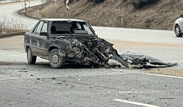 Eskişehir'de trafik kazası: Kavşakta çarpışan otomobiller hurdaya döndü