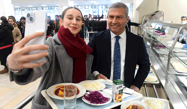 Eskişehir'de rektör Adıgüzel yıllar sonra aynı yemekhanede öğrencilerle buluştu