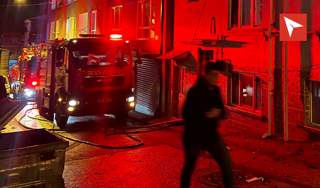 Eskişehir'de korku dolu anlar: Çatıyı ateşe verip kendini aşağı attı