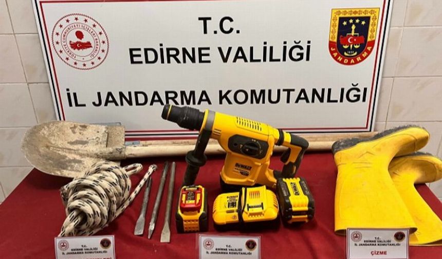 Köydeki kaçak kazıya jandarmadan suçüstü