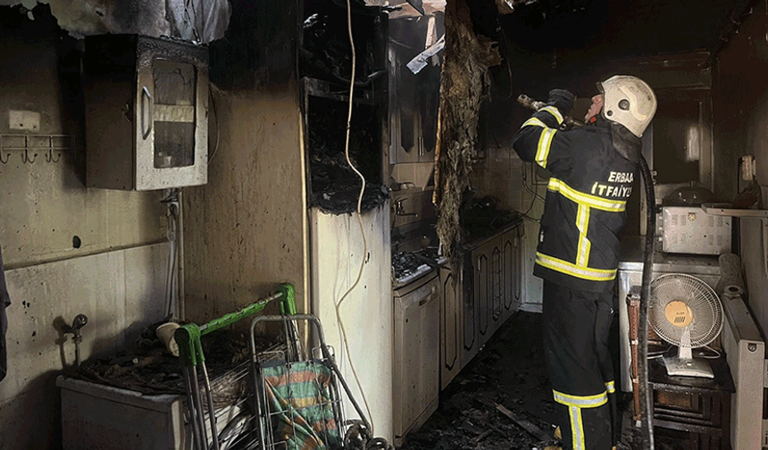 Mutfakta başlayan yangın bir evi küle çevirdi