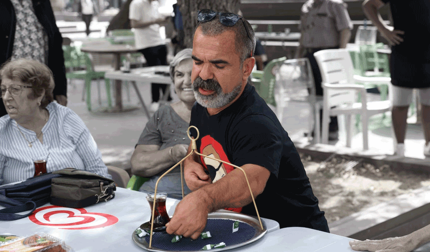 Çaycı Hüseyin'den Eskişehirlilere çay ikramı