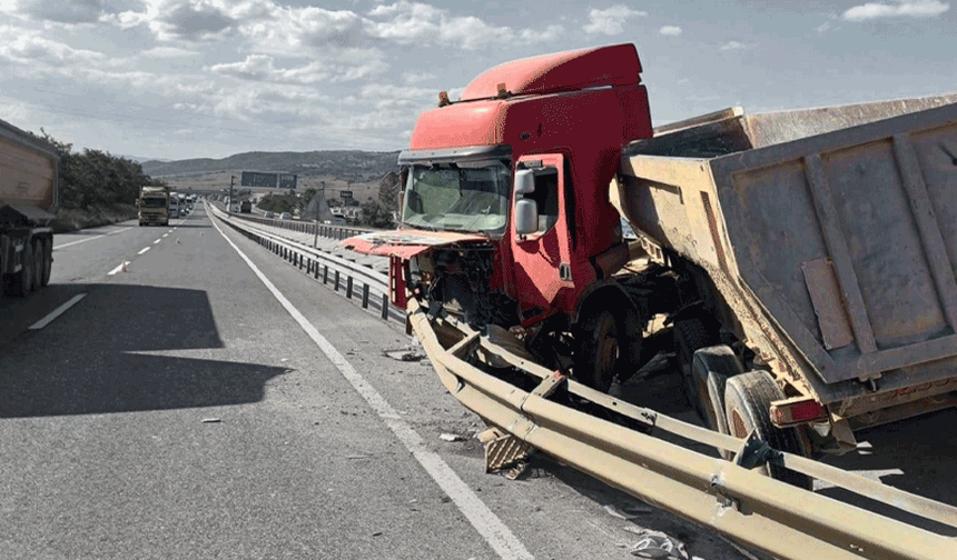 Eskişehir yolunda ölümün eşiğinden… Kamyon ok gibi saplandı