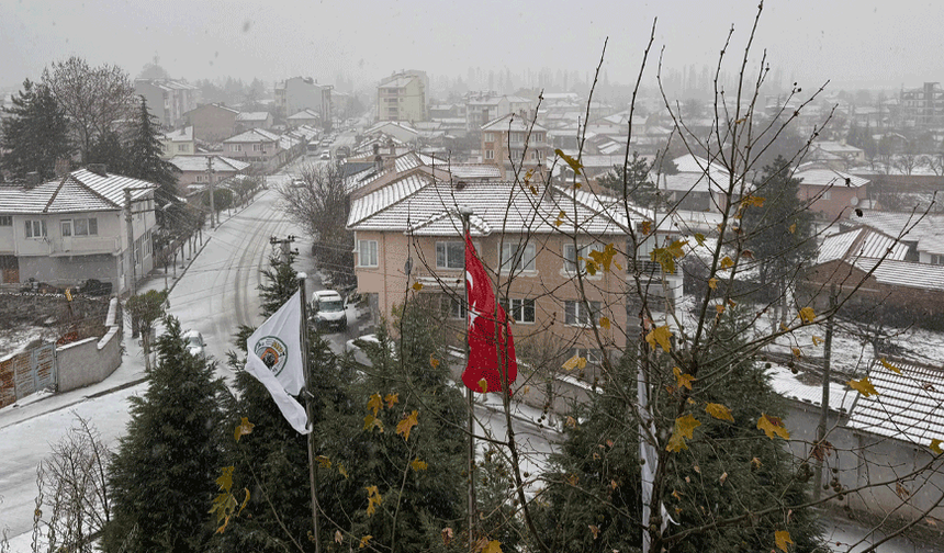 Eskişehir'de mevsimin ilk kar yağışı başladı