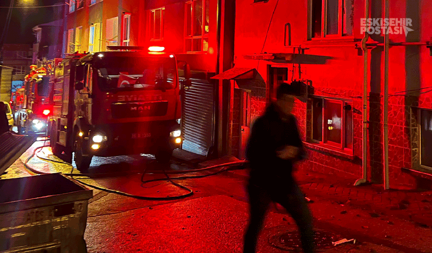 Eskişehir'de korku dolu anlar: Çatıyı ateşe verip kendini aşağı attı