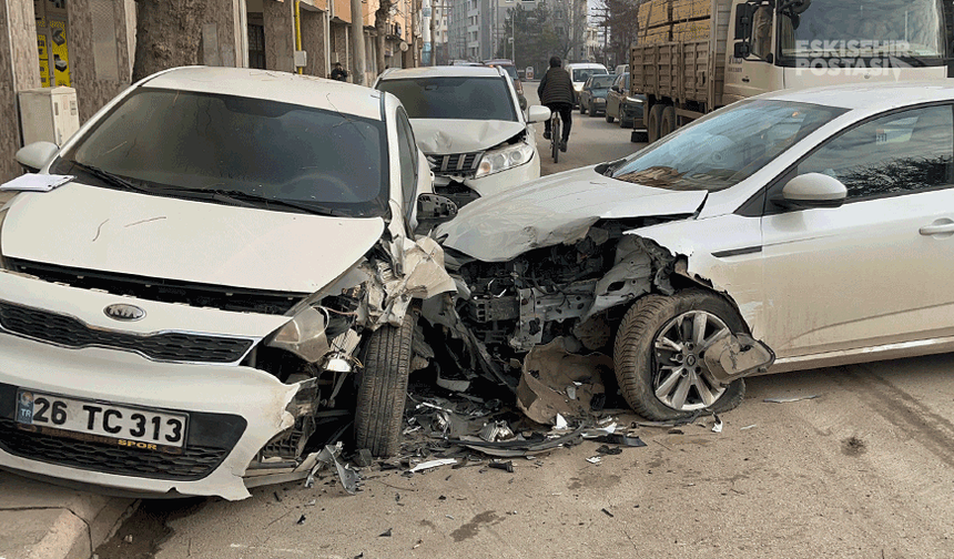 Eskişehir'de caddeyi savaş alanına çevirdi! Üç araç hurdaya döndü